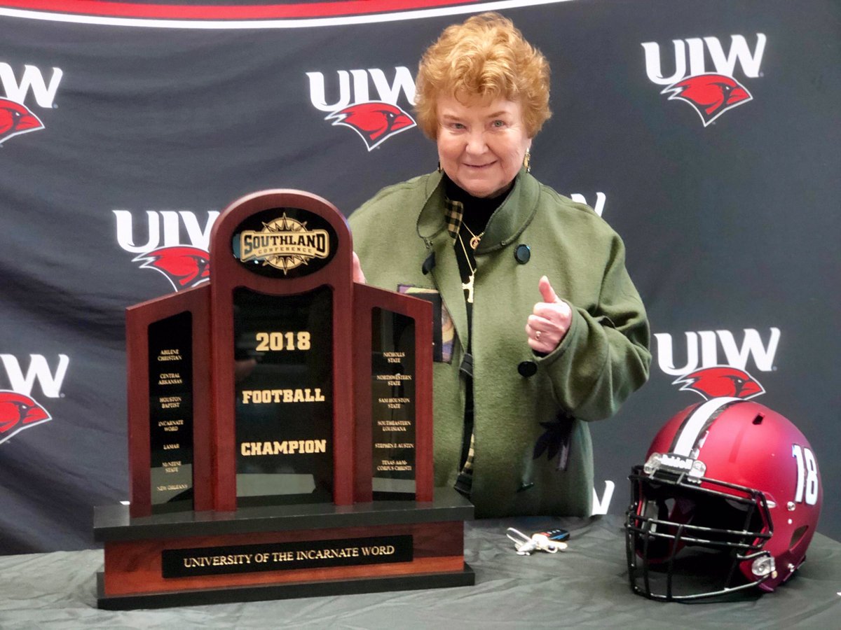 _bdwickstrom's tweet photo. The @RamblersMBB has Sister Jean (@SisterJean98) but @UIWFootball has Sister Kathleen. #SpreadTheWord https://t.co/nMUdWCbv02