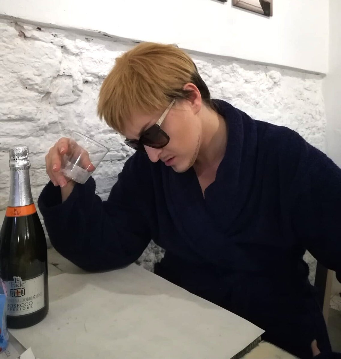 Me as Chris (pool version 😎) in a very hard day during #LuccaComicsAndGames in Tuscany, Italy.
Luckily, Venetian Prosecco can save you. Always. 🍾🥂🙄
#yurionice #ChrisGiacometti #cosplay #LuccaCG18