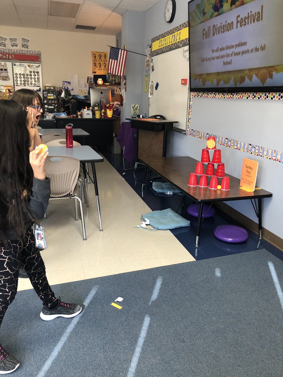 tuckertotsin106's tweet image. Today we attended the Fall Division Festival! 🍁🍁🍁🍁#llamamathadventures #henriehawks #llamasdoingwork