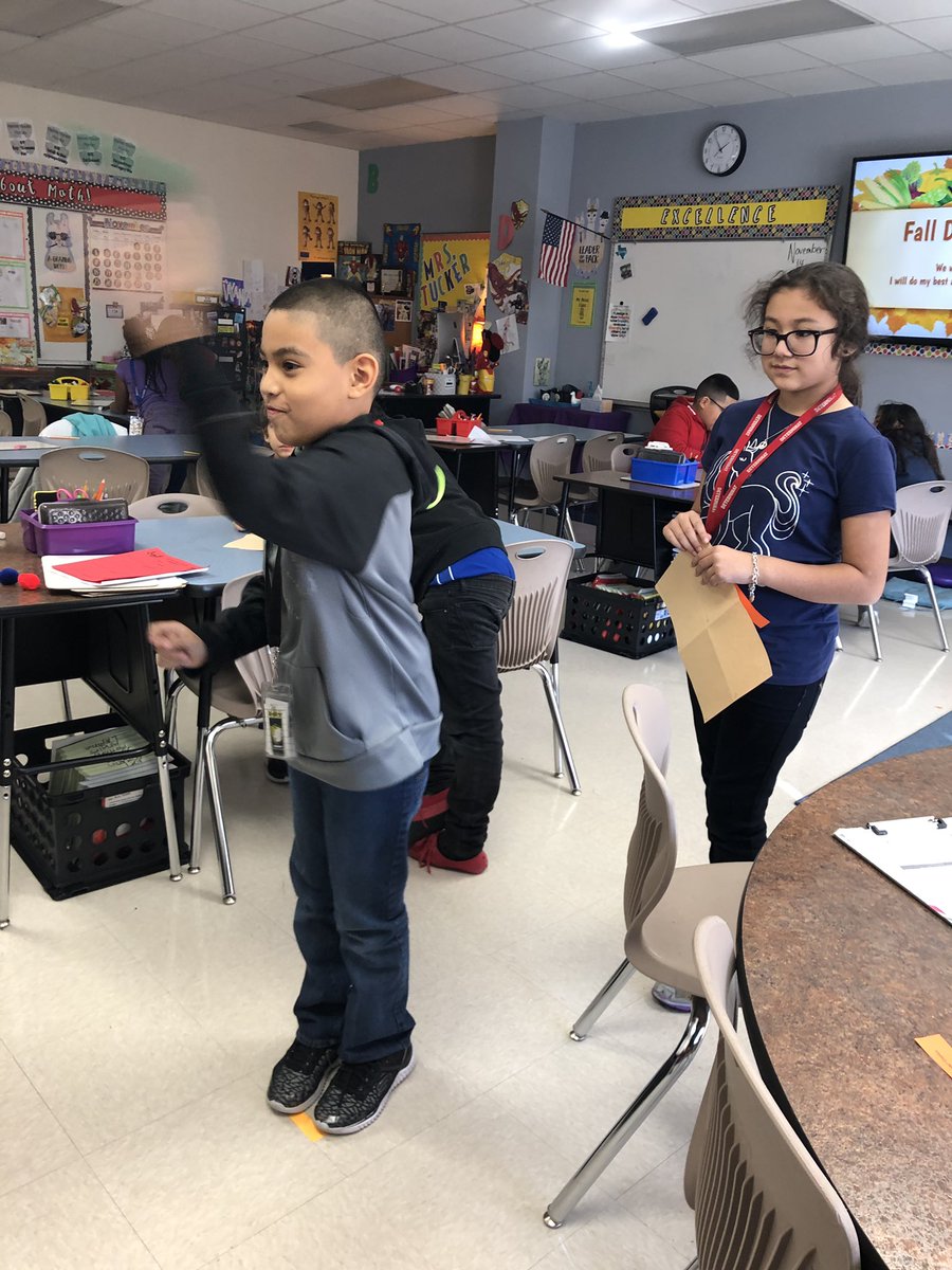 tuckertotsin106's tweet image. Today we attended the Fall Division Festival! 🍁🍁🍁🍁#llamamathadventures #henriehawks #llamasdoingwork