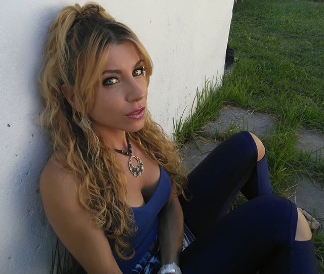 Crece la hierba entre baldosas...🌱
La vida, como el arte, siempre se abre camino en el asfalto...✨
✴She acts like summer &amp; walks like rain✴🌞💧
.
Pronto se viene algo de Alma ''CantAutoreando-me'' junto al capo músico &amp; compositor @krupobestia28
Gr… ift.tt/2PuAplm