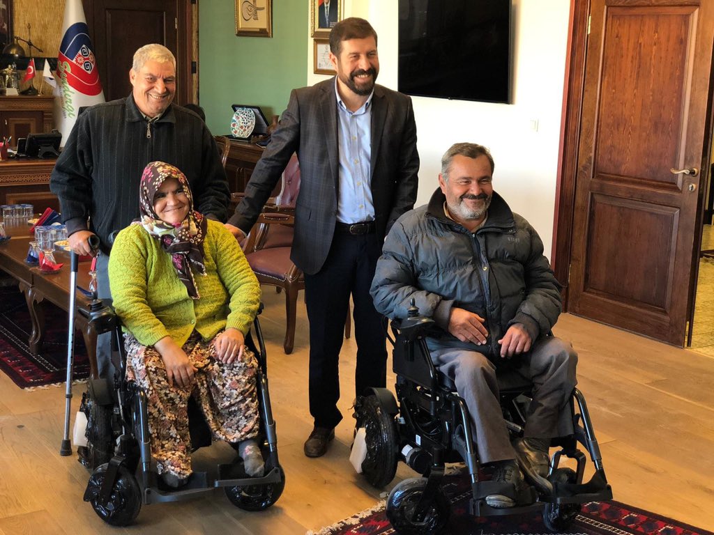 ekrem_yvs's tweet photo. Engellleri birlikte asıyoruz..büyükşehir destekli 74.akülü aracı sahiplerine engelsiz belediye binasının makam katında verdik. Sevinclerine ortak olduk.#gönülbelediyeciligi https://t.co/58iPJfYSsh