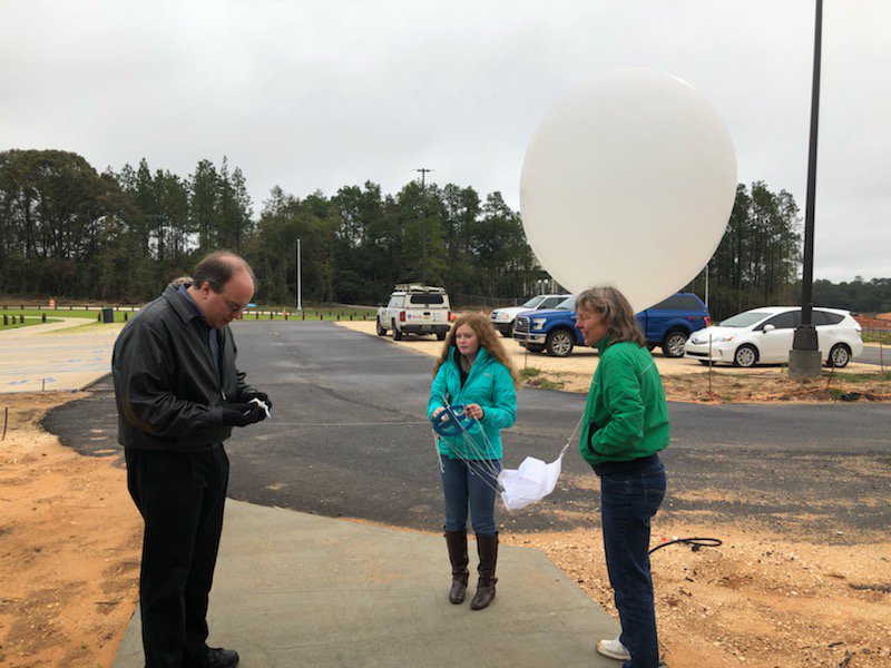 NWSMobile's tweet photo. Check out these pictures from the @UofSouthAlabama meteorology department doing a balloon launch demo! 

Using Weather Balloons is just one of the ways we can measure what's going on in the atmosphere above the surface. @USAMetClub https://t.co/JJ4dIedH79