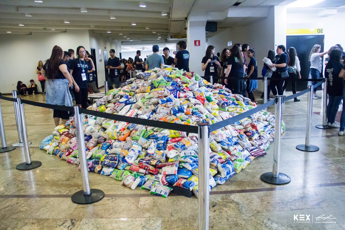 kex_oficial's tweet photo. Em nome da KOCCA, SBS, MXM, Hur Youngji, KARD e K-Experience, agradecemos a todos que doaram alimentos durante o evento K-POP CONCERT @ K-CONTENT EXPO 2018 BRAZIL. Eles ajudarão a tornar melhor o Natal de centenas de famílias. Muito, muito obrigado! ❤️ https://t.co/3iYc2NfJ0a