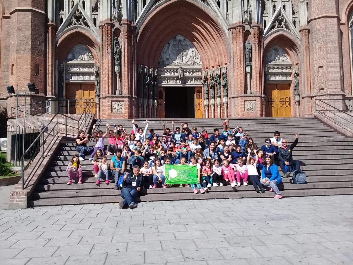 TurismoPBA's tweet photo. Hoy un grupo de alumnos de @EP15Rauch de @MuniRauch participaron del programa "Conociendo nuestra Capital" en La Plata @RauchTurismo https://t.co/pHpweRV8YM