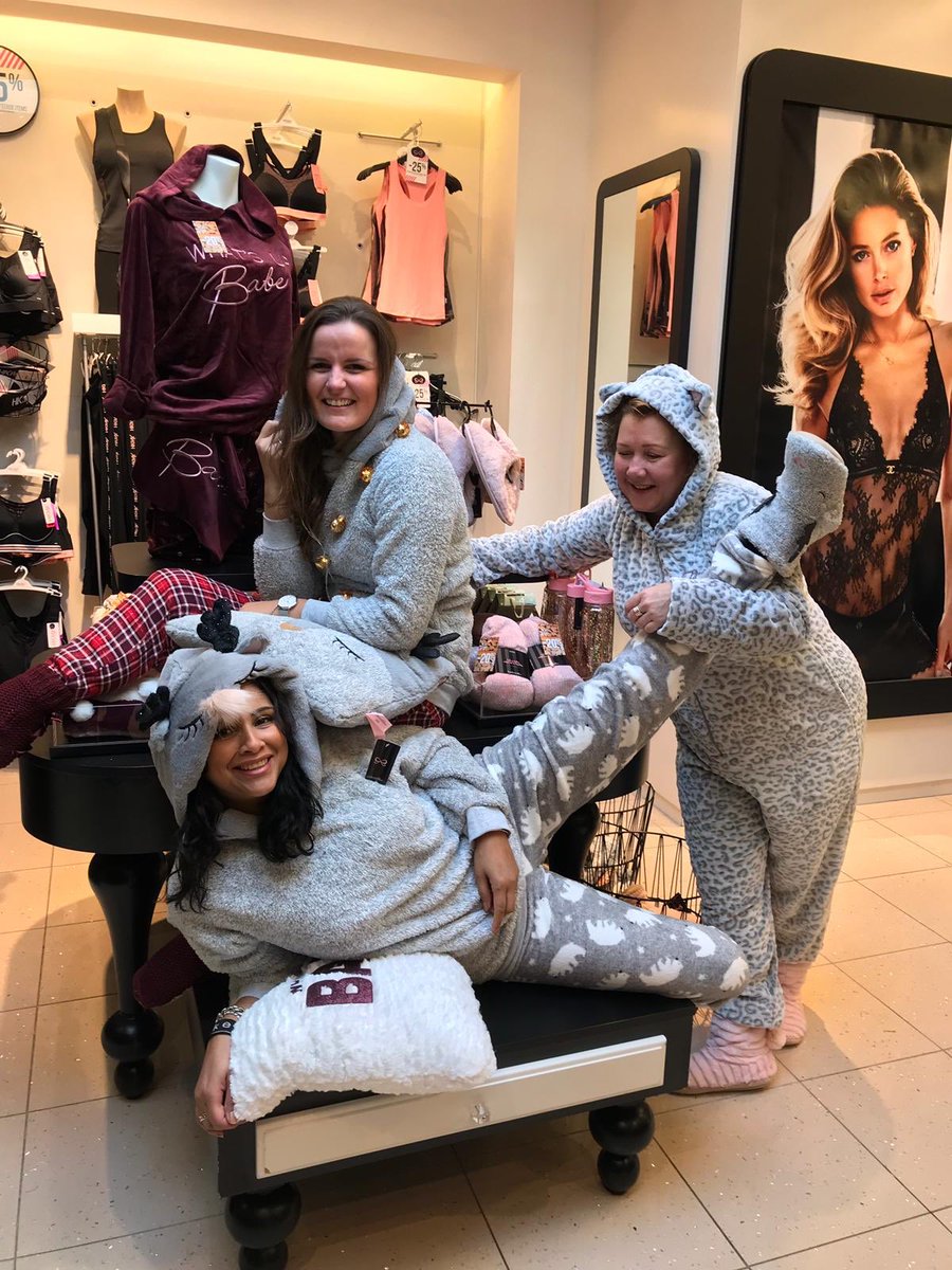 Cosy vibes only 🍁🎀 @hkmAmersfoort #hkmcosy #hunkemollercosy #hkmfun #bestplacetowork <a href="/linda_jong/">Linda de Jong</a> <a href="/Vi_Patel1/">Vi Patel</a> @Dimitri_HKM