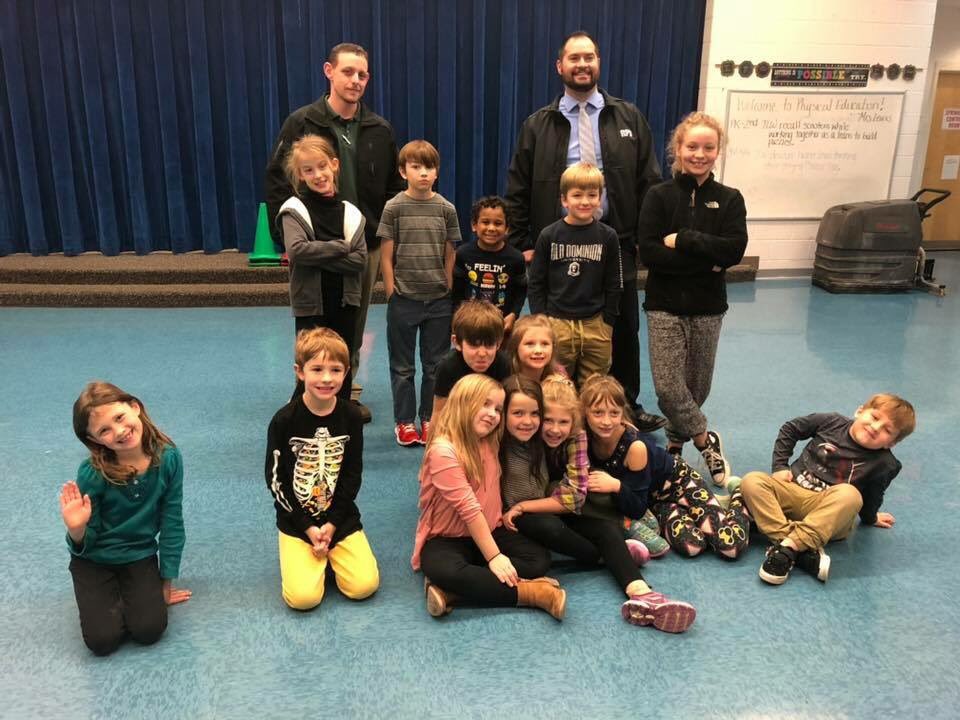 roanokepolice's tweet photo. It was arts and crafts time at today’s #RPDHomeworkHelpers! We helped the kids at Wasena Elementary School make some cool crafts for the holiday season. https://t.co/yj8T5DiUcI