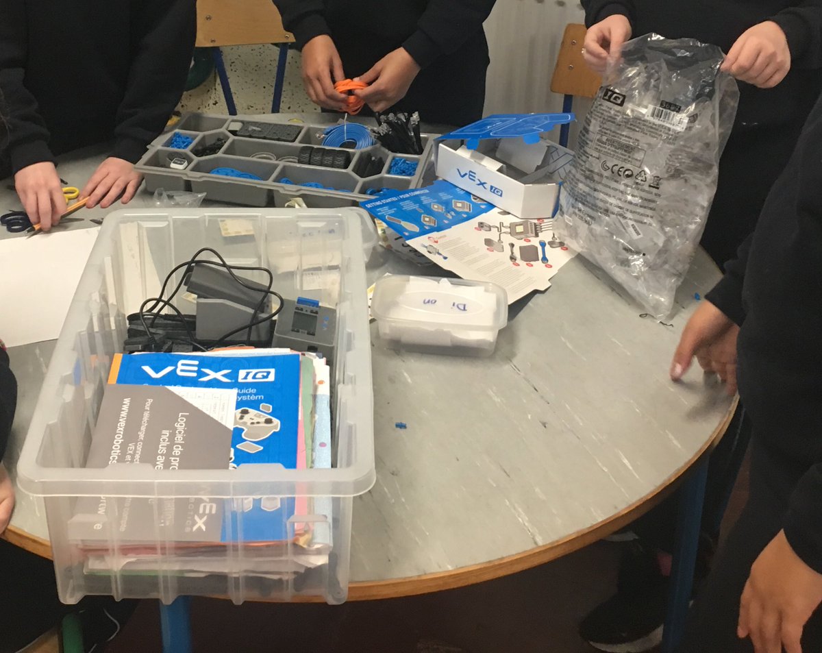 DervilaKelly's tweet photo. Science week lunacy with robots and my infants designing “science bags to hold the potions” 😳 #EvilScientists 😂#Vex #ScienceWeek2018 https://t.co/9vXjASc2zG