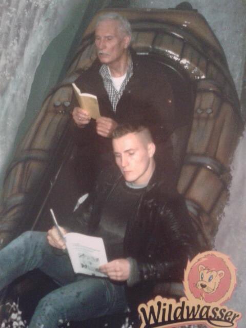 Cini00000's tweet photo. Mein Bruder Luki aktualisiert nur 1x im Jahr sein Profilpic nachdem er mit seinem Papa in der Wildwasserbahn war this is his story https://t.co/keB0cm0FEi