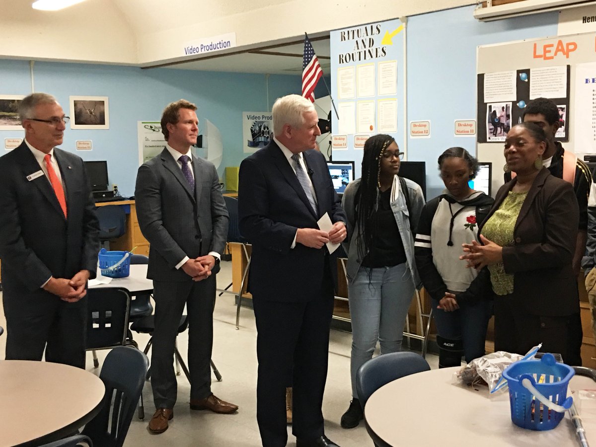 Thank you <a href="/simmons_bank/">Simmons Bank</a>, first-ever title sponsor of <a href="/YESforArkansas/">Y.E.S. for Arkansas</a>! More thanks to <a href="/MiddleLrsd/">Henderson Middle School LRSD</a> students, teacher Ms. Teretha Kelly, and Principal Ms. Yaa Appiah-McNulty, for hosting us! Business plans for Y.E.S. 2019 due Friday! bit.ly/2RT5nQK  #GEW2018 #Arkansas