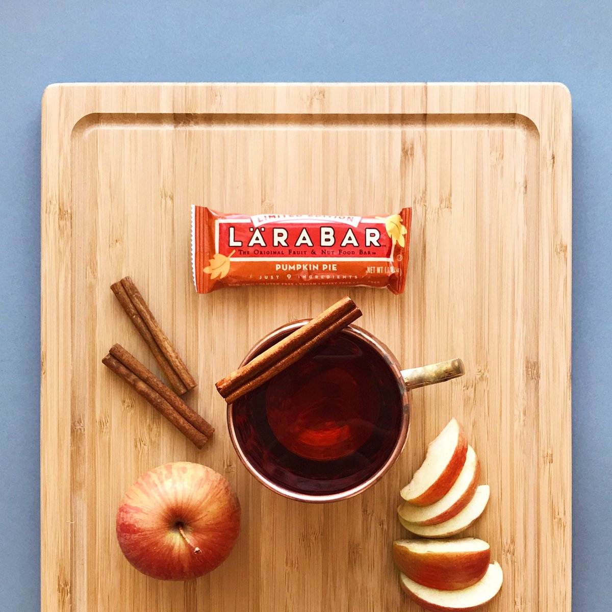 Pumpkin Pie LÄRABAR + a mug of fresh Apple Cider = a match made for any cozy November night. This duo is the apple of our pie ☺️