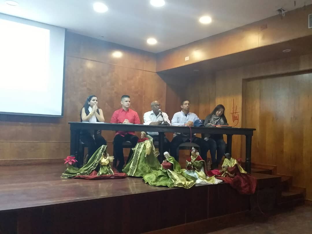 #AsíLoDijo || Ministro @psuvaristobulo: No basta tener una casa, no basta tener los servicios públicos, necesario es convivir en comunidad. <a href="/NicolasMaduro/">Nicolás Maduro</a> #CarnetDeLaPatriaBienestarSocial