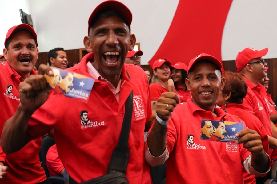 El conocimiento es herramienta fundamental para el progreso, y ¡los vencedores y vencedoras lo saben! Son los arquitectos del futuro de nuestra Patria. <a href="/NicolasMaduro/">Nicolás Maduro</a> @psuvaristobulo <a href="/vencedor_ribas/">Misión Ribas</a> #CarnetDeLaPatriaBienestarSocial