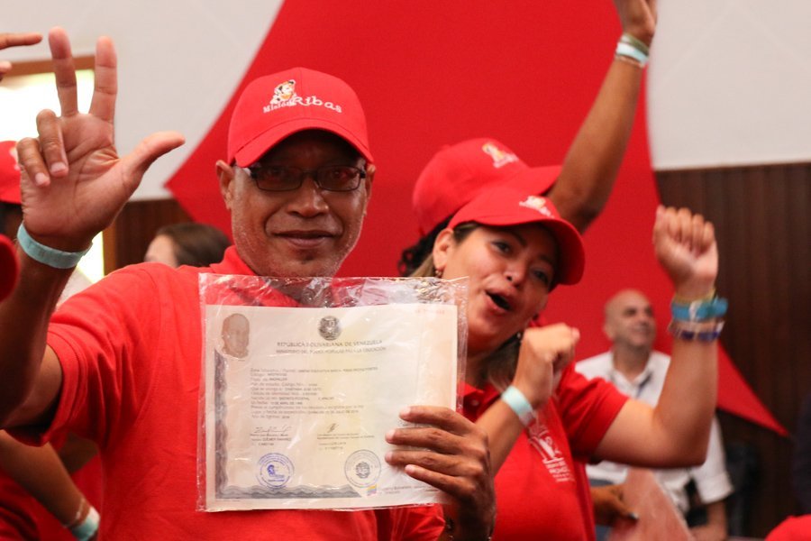 Cada logro de nuestros vencedores es un paso más hacia la construcción de una Patria próspera y soberana. <a href="/NicolasMaduro/">Nicolás Maduro</a> @psuvaristobulo <a href="/vencedor_ribas/">Misión Ribas</a> #CarnetDeLaPatriaBienestarSocial