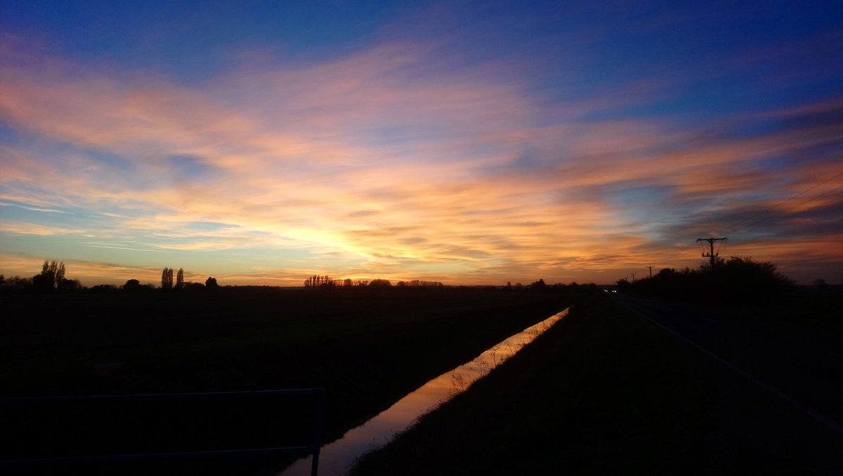 Tonight's stunning #sunset #biglincolnshiresky #StormHour <a href="/StormHour/">#StormHour</a> <a href="/LincsSkies/">Lincolnshire Skies</a> <a href="/Abbiedew/">Abbie Dewhurst</a> <a href="/DeepingsSkies/">The Deepings Skies</a> <a href="/EarthandClouds/">Earth and Clouds</a> #lincolnshire #biglincolnshiresky from Bourne, Lincolnshire