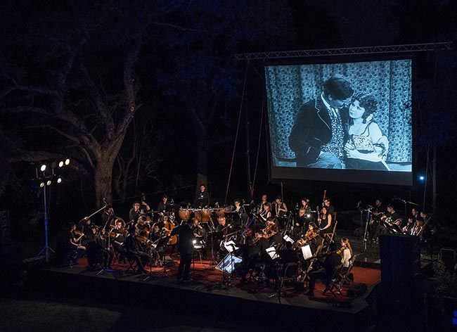 #NoTeLoPierdas, Festival de Cine y Música de San Isidro, en los jardines del Museo Pueyrredón. #Charles Chaplin, La entrada es gratis. Toda la Info en #ArteOnline. bit.ly/2AS2GcL