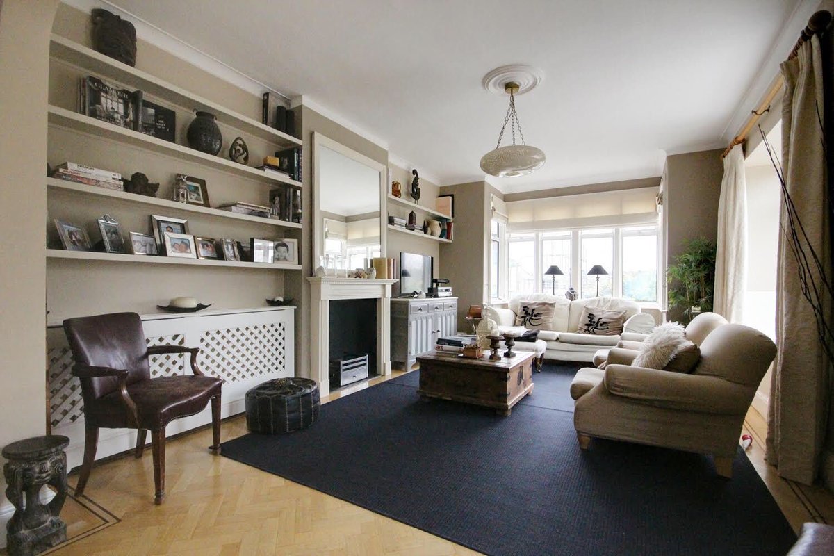 JJ_MediaGroup's tweet photo. Aldwick. Featuring a swimming pool, landscaped garden, kitchen island and large garage. This location elegantly combines 1920s and modern styles. To book email locations@jjmedia.com. https://t.co/bF27WjQ7ds