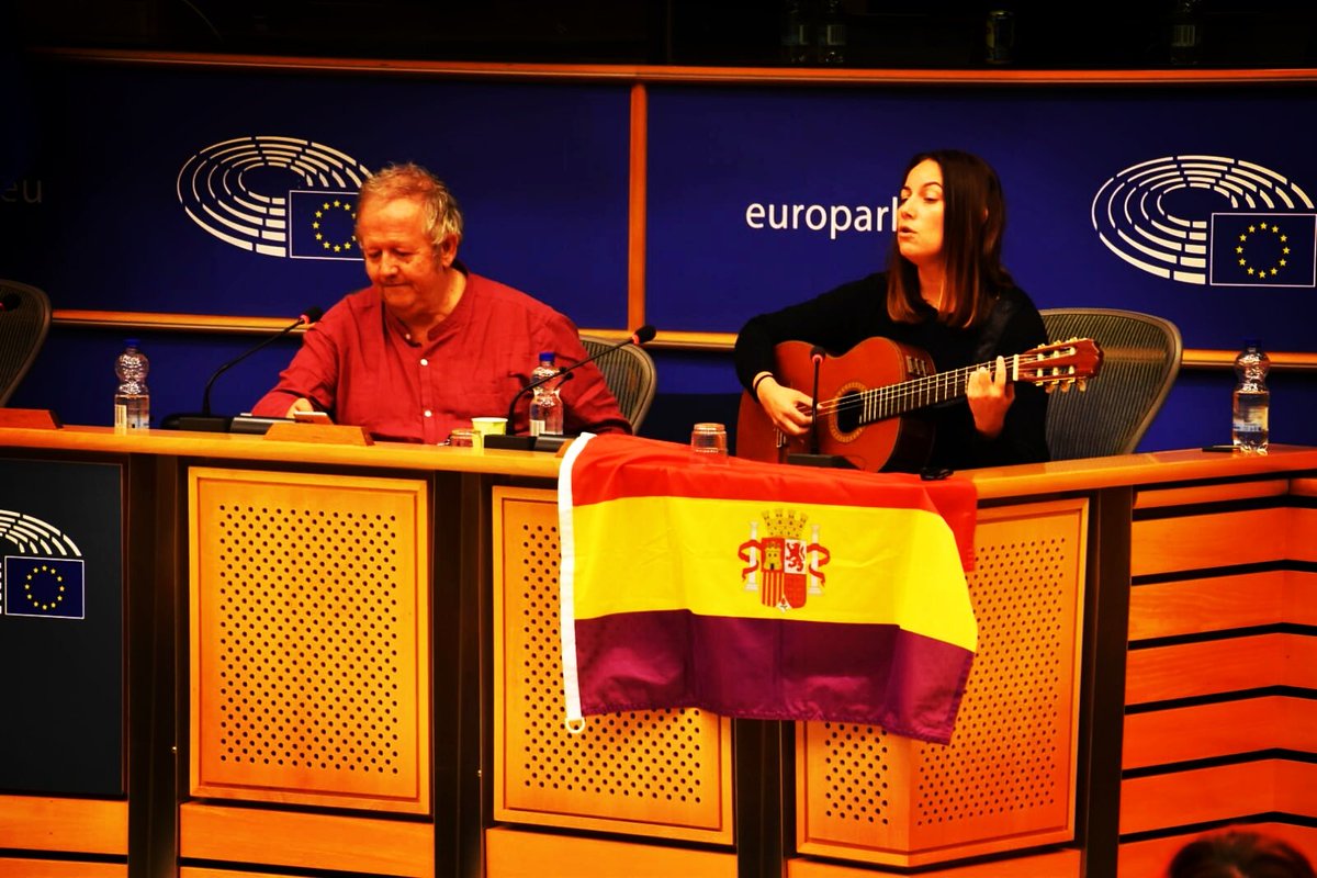 luciasocam's tweet photo. Acompañando a la familia #GarcíaCaparrós y las Víctimas de la Transición en el Parlamento Europeo. #YoTambiénSoyVíctima https://t.co/7USoKMG6mx
