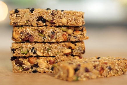 Les barres énergétiques aux insectes comestibles sont un vrai concentré d'énergie ! 
Vous pouvez les réaliser avec des graines de lin, farine de grillon, des cacahouètes, des noix, des dattes séchées et du chocolat, vous mélangez le tout avec du miel pour lier le tout.