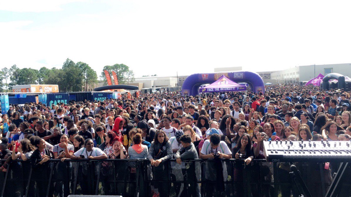 americanblnde's tweet image. What a crowd! 💕 Y&apos;all have been awesome!! @HSNTours #highschoolnation #keepmusicintheschools  #stageview 🎶