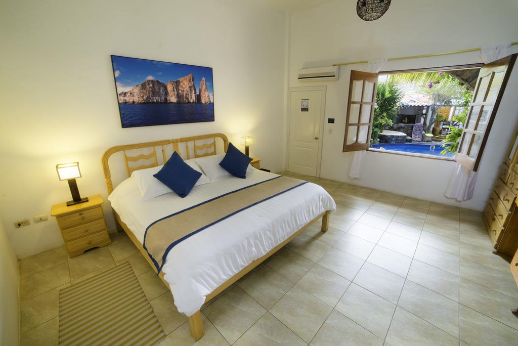 Si quieres visitar las Islas Galápagos y hospedarte en un lugar cómodo y seguro mientras recorres las islas te recomendamos Hotel Albemarle, ubicado a tan solo 5 minutos de la playa sobre la Isla Isabela.

Contacto y reservas: 05 252 9489