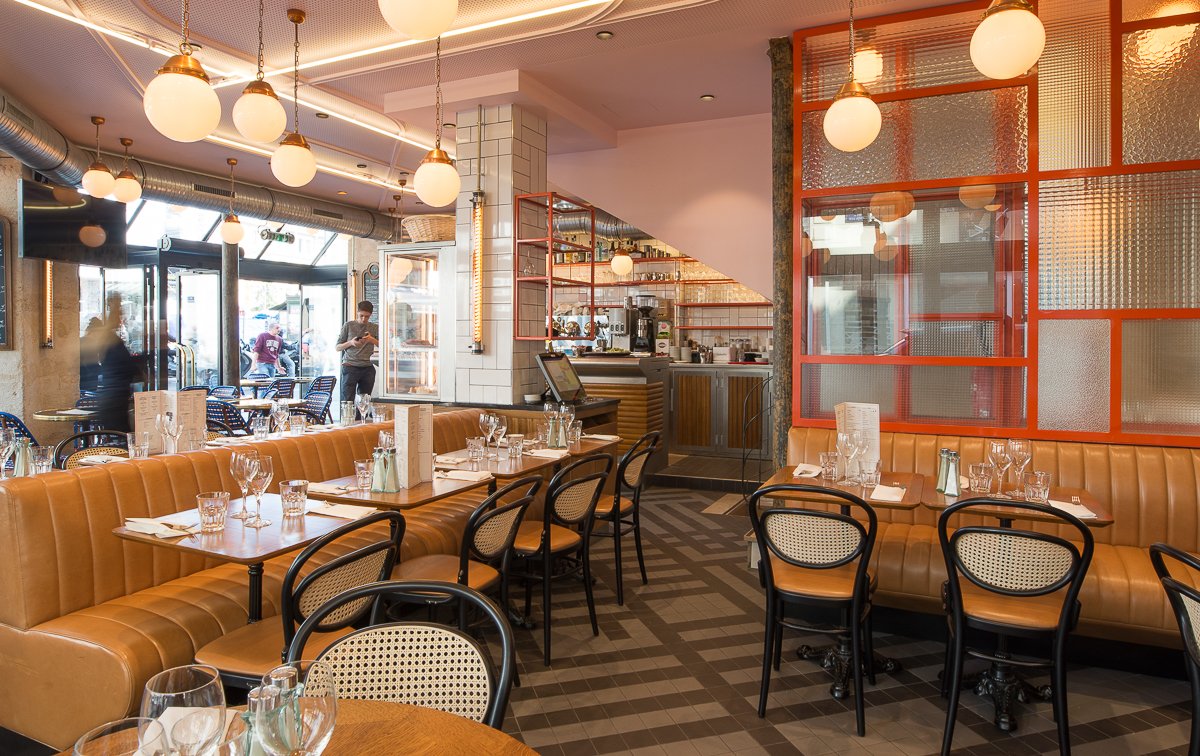 Our luminaire Elgar blends perfectly into the setting at La Cour de Rome, a new parisian brasserie designed by Janréji Studio. Here in copper, the reflector is also available in gold, silver, petrol or brass, a real eye-catcher!
studio.sammode.com/fr_fr/elgar-97…
