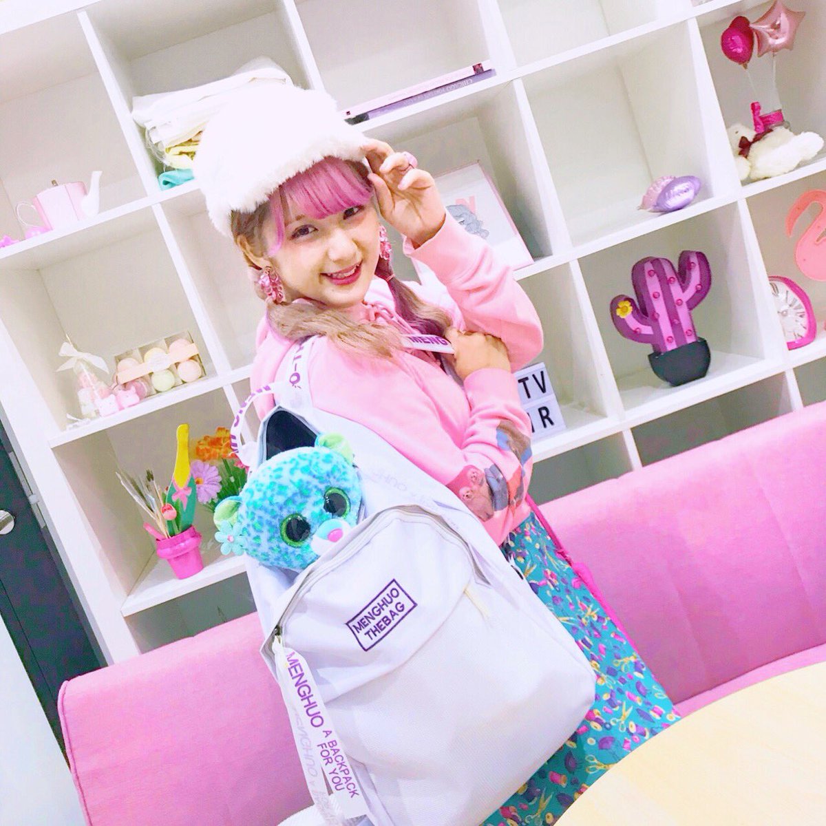 しなこ Na Twitteru なんで前髪だけピンクなの ってよく 質問いただくんですが 節約です 笑 最近セルフでカラーしてて ピンクとかのカラバター高いから 前髪だけにして後ろ髪は 薬局で買える 700とかので染めます 前髪だけでも充分派手に見えるから