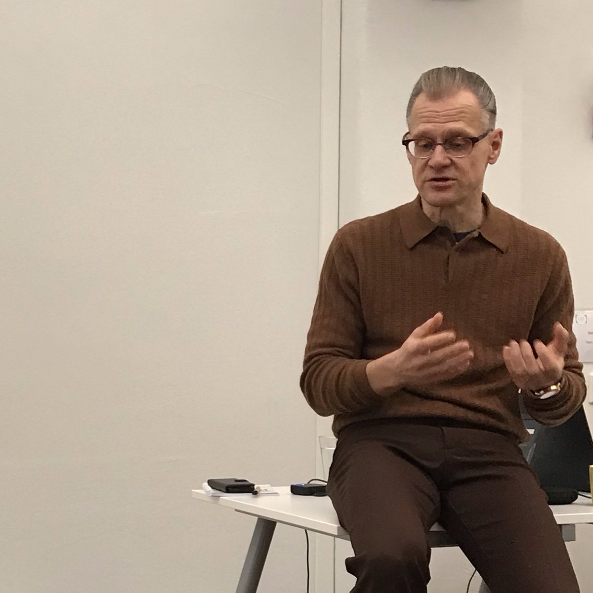 cmioffice's tweet photo. Rauhantekijöiden pitäisi keskittyä enemmän siihen, miten historiaa käytetään konfliktin välineenä, sanoo professori Marko Lehti @TampereUni. Tulkinnoilla historiasta rakennetaan viholliskuvia ja jaotteluja meihin ja heihin. #rauhanvälitys #konfliktinratkaisu https://t.co/P97OOJ6Rsy