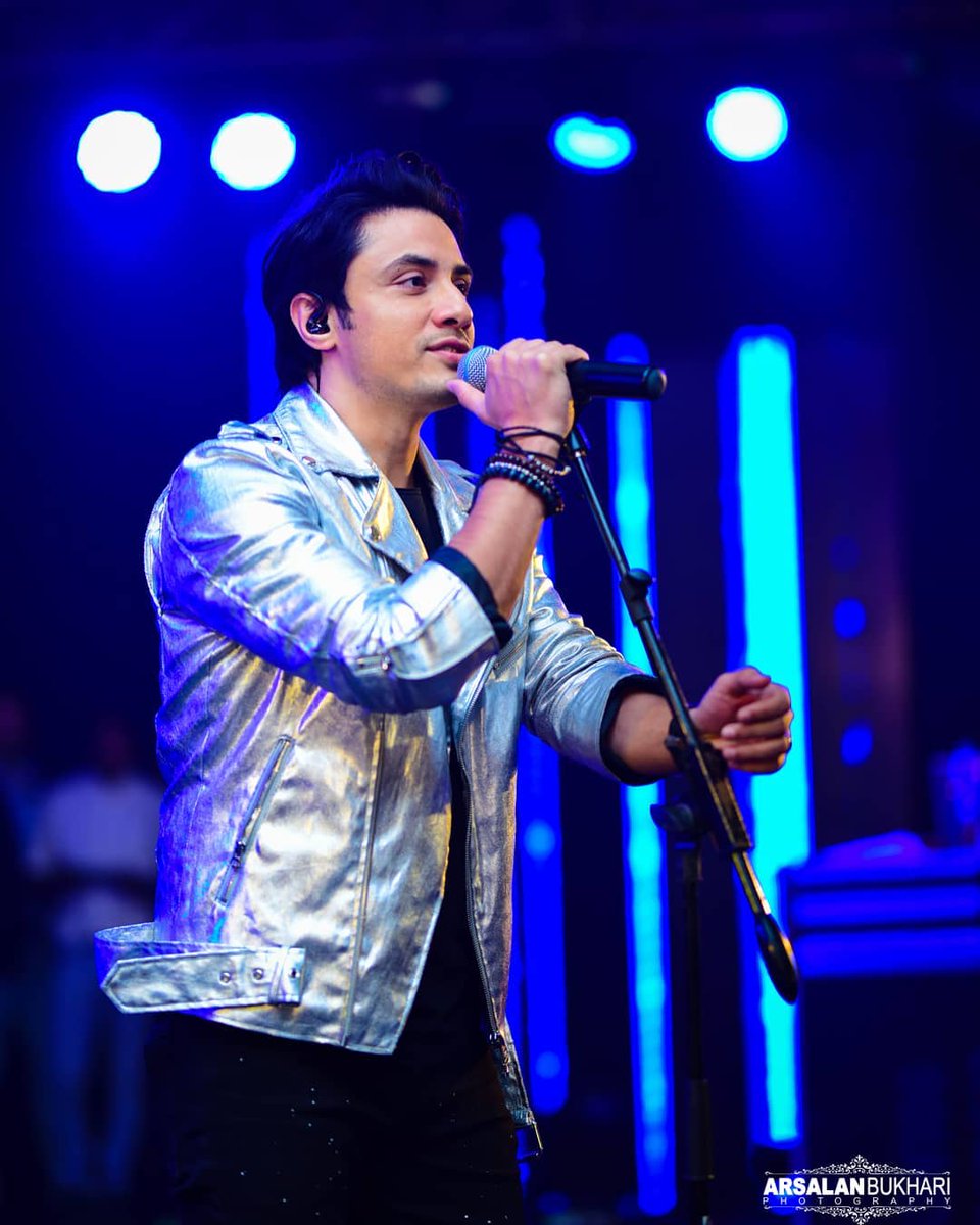 azianAfra_Alam's tweet photo. More pictures from the recent concert of our #Rockstar @AliZafarsays 💫✨
#energeticperformer #alizafar 🎤🎶 https://t.co/n21t5Qts4o