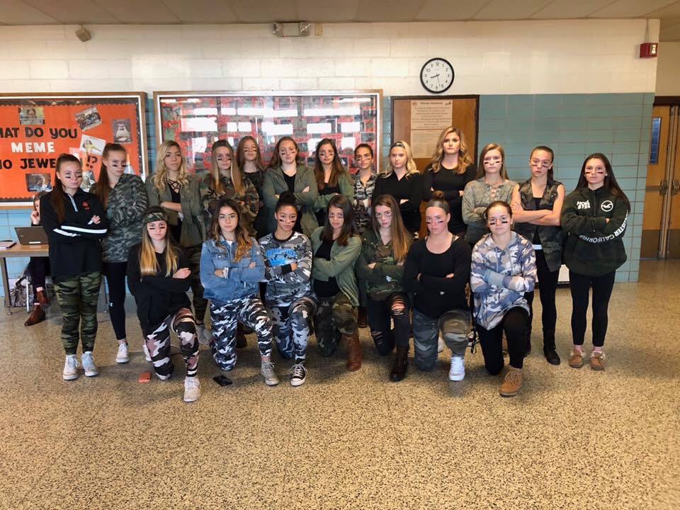 ahsGRLSsoccer's tweet photo. We’re Ready! ❤️👊🏼🧡⚽️ #dontstopbelieving #nevergiveup @casspatt3 @tayydegeorge_ @BrownieSports https://t.co/PDkUMdQQpV