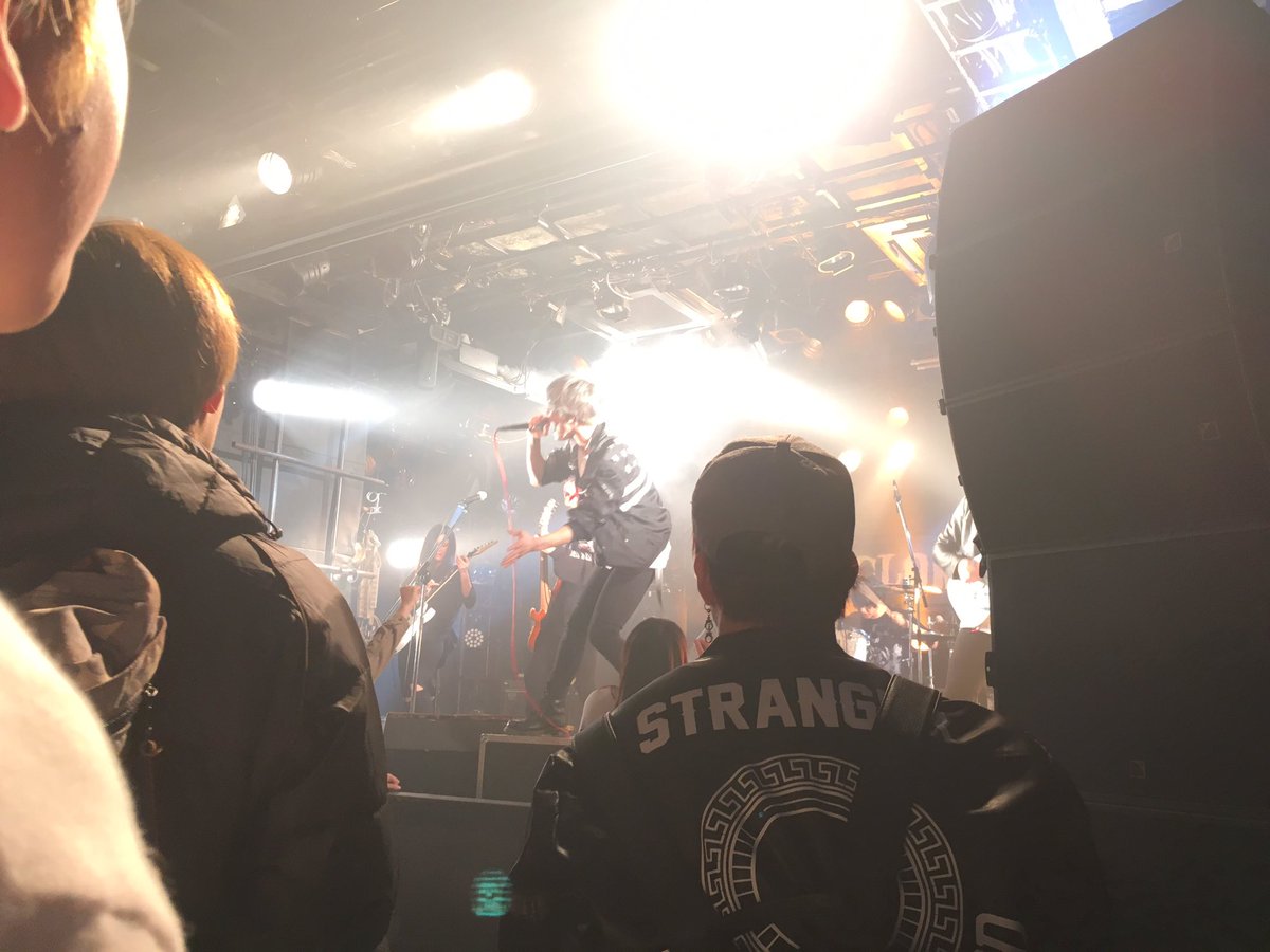 Miyuki_Ucchy's tweet photo. 最初で最期の〝ray-out〟LIVE、とてもカッコ良かった！！メロディアスで聴きやすい曲の良さはもちろん、メッセージ性のある歌詞にパフォーマンス、ルックス等個々のポテンシャルも高く人気が出る要素に溢れているのにこれで最期は悔やまれる(>_<)しかし行って良かった！！

#ray_out #エモ #ラストLIVE https://t.co/IqVN1dnkNL