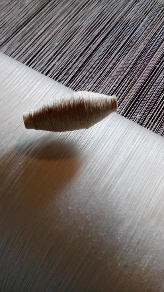 roisin_aiston's tweet photo. Found some natural linen yarn so thought it would be fun to try weaving with it! I added a pin and some sewing thread to either side of it for scale! (Plus a purple arrow too!) Coming in at 40 weft threads for a cm! I might be some time! #tinyyarn #weaving #linen https://t.co/Zoai8ocgST