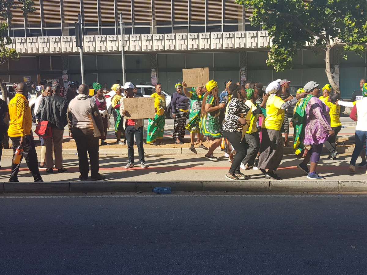 LThipa's tweet photo. Simayi was speaking outside ANC Matomela house in PE,where members of the ANC were protesting against the disbanding of the REC in the NMB. #sabcEC https://t.co/Pzpd8H6qBd