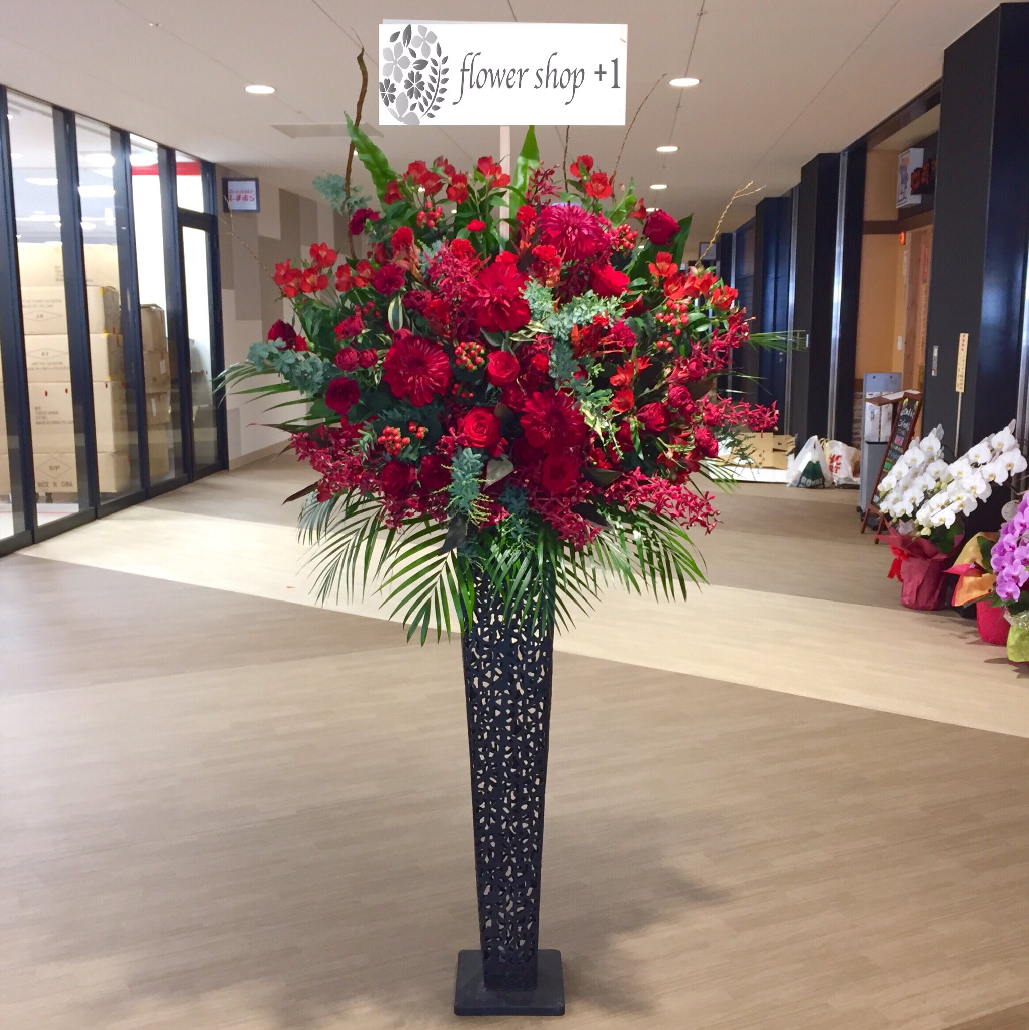 Flower Shop 1 明日神戸市垂水区にオープンするコーヒー店の開店祝い 他は胡蝶蘭 こちらはスタンド花 赤一色で豪華なので逆にすごく目立ってました スタンド花 フラワースタンド フラスタ 開店祝い 神戸 三宮 花屋 フラワーショップ