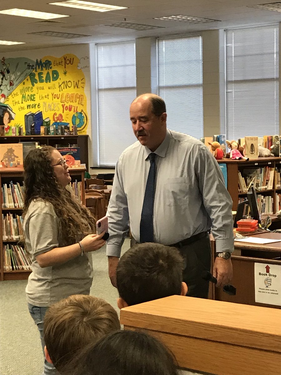 Wellerwildcats's tweet photo. Students participating in our book character election! Big thanks to @readingwildcats and @Waydebyard_lcps for encouraging our civic duty! #charactercounts https://t.co/mFR5lYFI1D