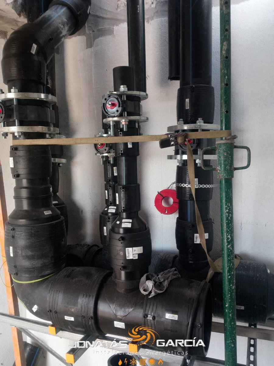 jonatasing's tweet image. Rematando en La Quinta El Real (#Marbella): terminado los #colectores y las bombas de agua. La próxima semana comenzamos con el control de PH y cloro, la #electricidad y #iluminación de la #cascada.  Llámanos al teléfono 654068159 jonatasgarcia.com