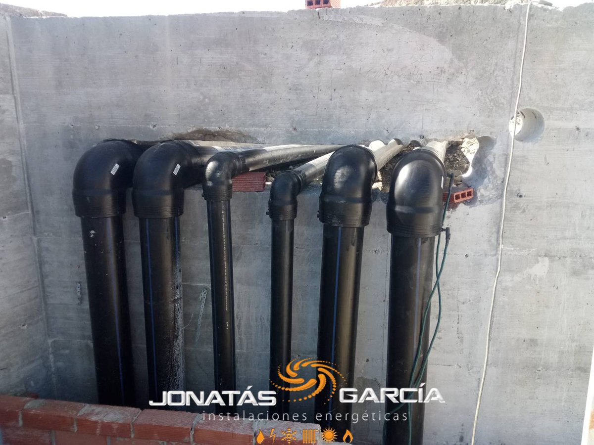jonatasing's tweet image. Rematando en La Quinta El Real (#Marbella): terminado los #colectores y las bombas de agua. La próxima semana comenzamos con el control de PH y cloro, la #electricidad y #iluminación de la #cascada.  Llámanos al teléfono 654068159 jonatasgarcia.com
