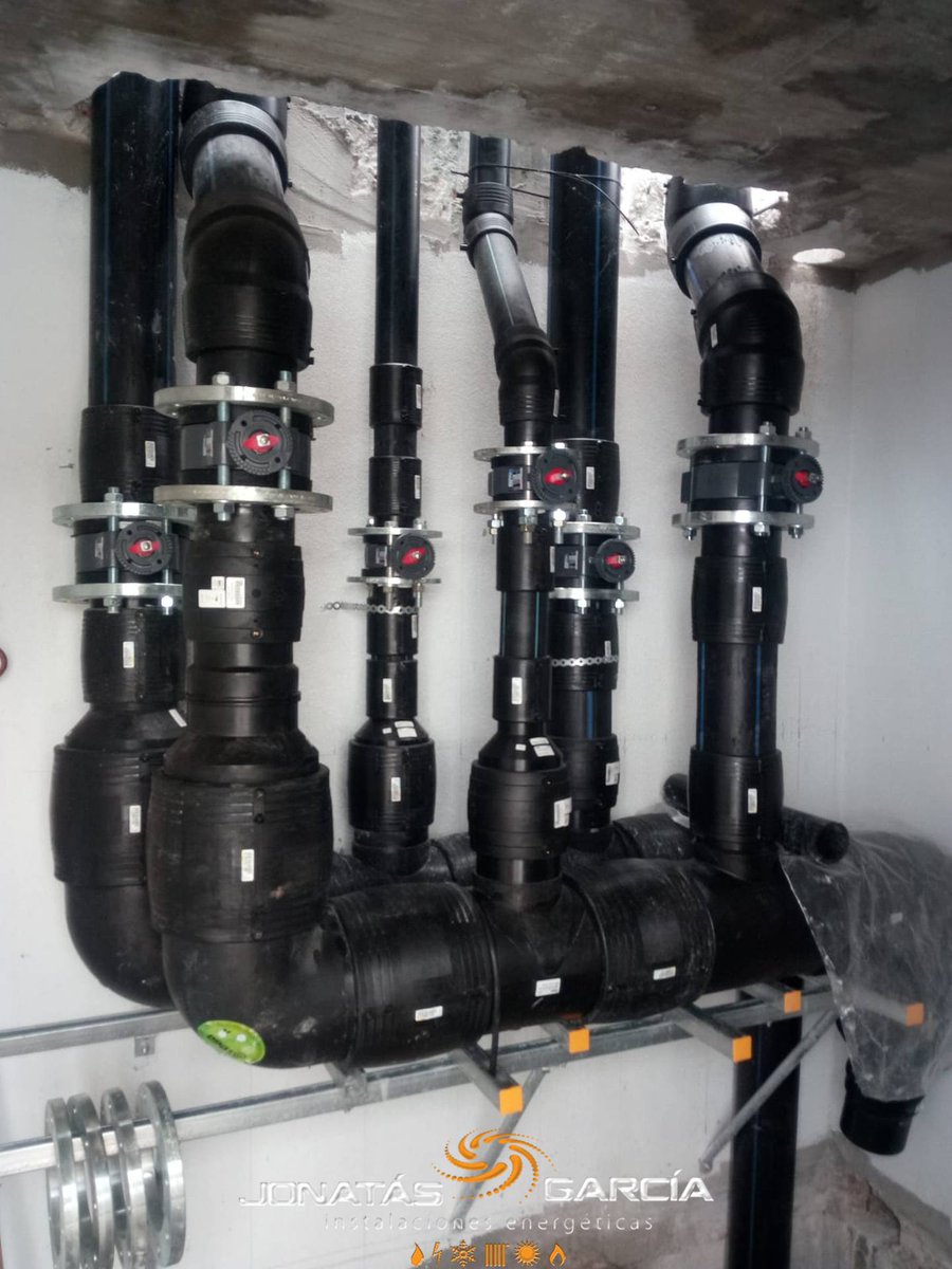 jonatasing's tweet image. Rematando en La Quinta El Real (#Marbella): terminado los #colectores y las bombas de agua. La próxima semana comenzamos con el control de PH y cloro, la #electricidad y #iluminación de la #cascada.  Llámanos al teléfono 654068159 jonatasgarcia.com