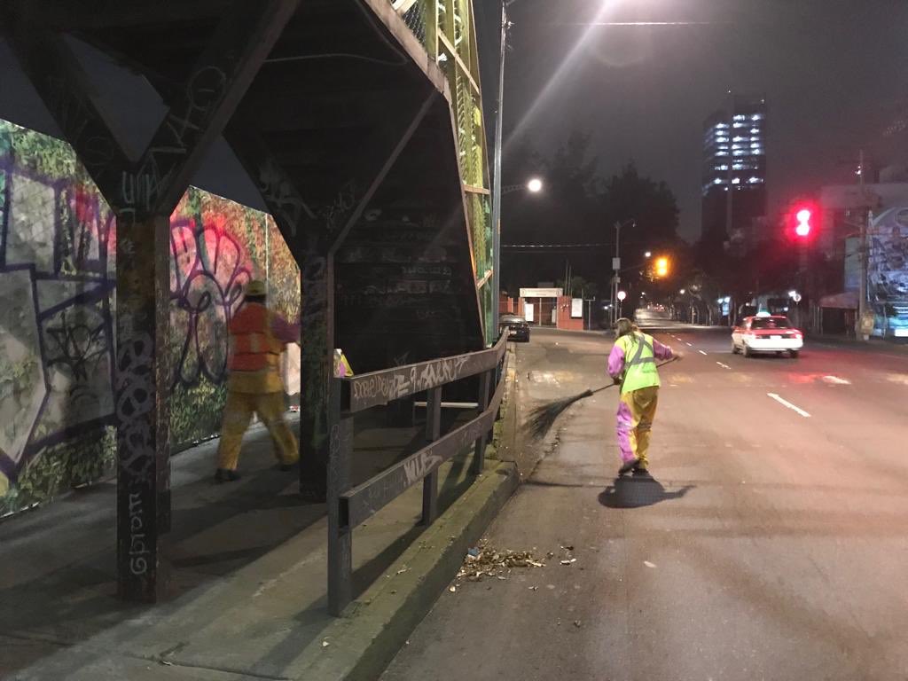 #FelizMiércoles ⚠️ | Durante esta madrugada trabajamos en el barrido manual 🍃🍂🌾 de Eje 10 Sur, de Av. Universidad a Av. Insurgentes 👷🏻‍♀️👷🏻‍♂️ #Infórmate ⚠️

🚯 Exhortamos a los ciudadanos a no tirar basura en las calles 🚯
