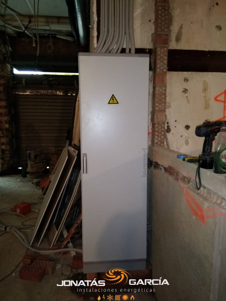 jonatasing's tweet image. Seguimos terminando trabajos en #Huelin (#Málaga). Se ha conectado el cuadro eléctrico y pronto terminaremos de poner los mecanismos y luminarias para acabar nuestras tareas de electricidad en este nuevo restaurante. Llámanos 654068159 jonatasgarcia.com #electricidadMálaga