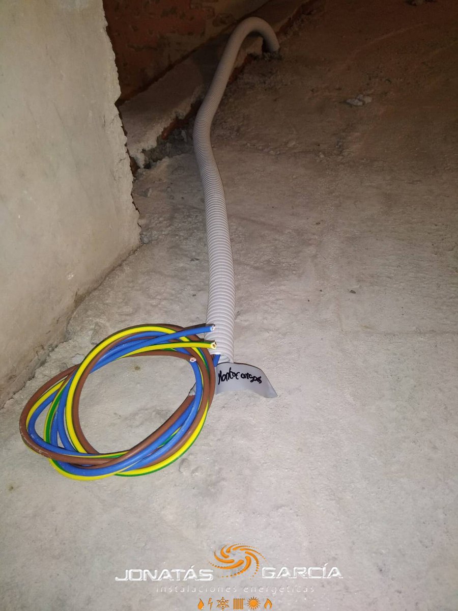 jonatasing's tweet image. Seguimos terminando trabajos en #Huelin (#Málaga). Se ha conectado el cuadro eléctrico y pronto terminaremos de poner los mecanismos y luminarias para acabar nuestras tareas de electricidad en este nuevo restaurante. Llámanos 654068159 jonatasgarcia.com #electricidadMálaga