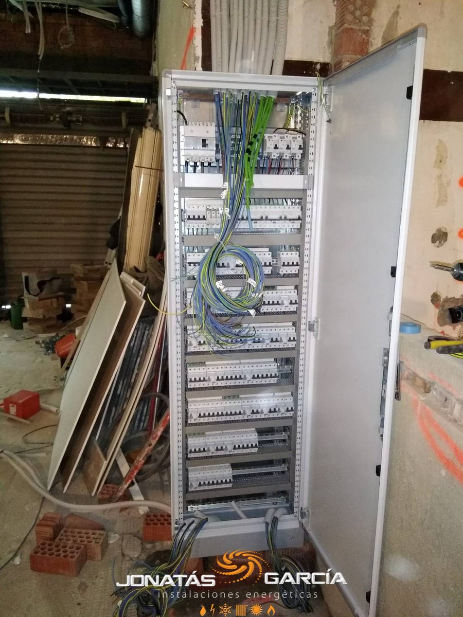 jonatasing's tweet image. Seguimos terminando trabajos en #Huelin (#Málaga). Se ha conectado el cuadro eléctrico y pronto terminaremos de poner los mecanismos y luminarias para acabar nuestras tareas de electricidad en este nuevo restaurante. Llámanos 654068159 jonatasgarcia.com #electricidadMálaga