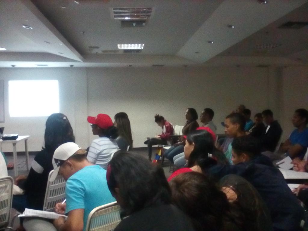 JovenDelBarrio's tweet photo. 🥊 Ahora || Las y los Jóvenes del Barrio presentes en el Conversatorio "Acciones Integrales en el Barrio, la movida preventiva" desde el MPS. 

Educar es prevenir. #DandoDondeEs https://t.co/BbNHeIOIts
