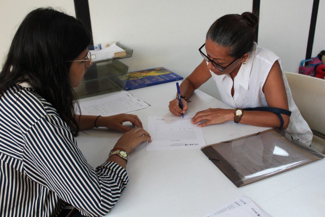 Juancavidal's tweet photo. Desde @UrbanismoSucre tenemos en disposición la #ClínicaJurídica para documentos y asesorías totalmente GRATIS para todos los vecinos de nuestro municipio Sucre, gracias a @CJuridicaUCAB ¡Gestión de Calidad! #07Nov https://t.co/4V7f1oGzSg