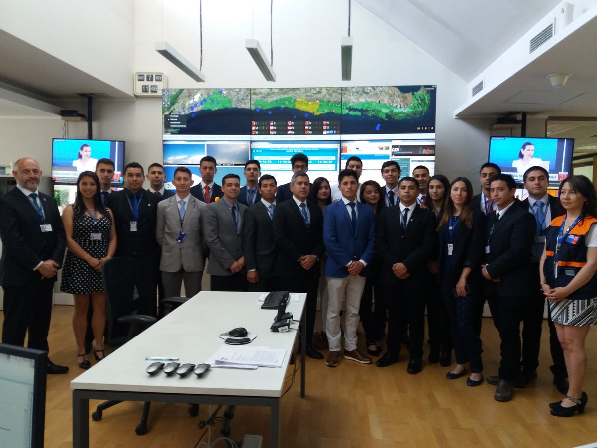 Senapred's tweet photo. En el marco del Programa Visita Educativa ONEMI, alumnos de la Escuela Técnica de Aeronáutica, de la carrera de Seguridad, Salvamento y Extinción de Incendios en Aeronaves, visitaron las dependencias de nuestra institución. https://t.co/3aow7Tzr5n