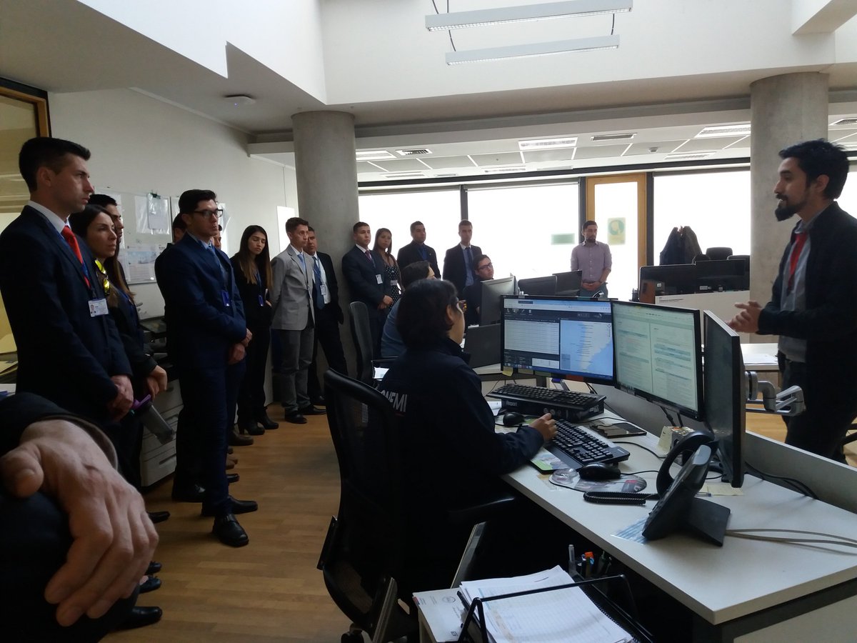 Senapred's tweet photo. En el marco del Programa Visita Educativa ONEMI, alumnos de la Escuela Técnica de Aeronáutica, de la carrera de Seguridad, Salvamento y Extinción de Incendios en Aeronaves, visitaron las dependencias de nuestra institución. https://t.co/3aow7Tzr5n