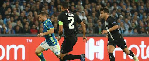 footballitalia's tweet photo. #Napoli are handed a boost as Dries Mertens only sprained his shoulder vs #PSG https://t.co/jY3Oir7eqd #PSGNapoli #PSGNAP #UCL #SerieA https://t.co/yaI8tuEpgL
