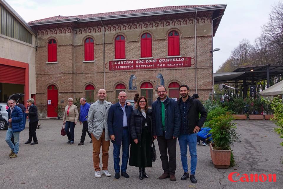 ItalianDigitalR's tweet photo. La nostra visita alla Cantina Sociale di Quistello, partner di Aidr.
@CanonItaliaSpA @CanQuistello #winedigital #ItalianDigitalRevolution🇮🇹 https://t.co/P0tOBOQLvU