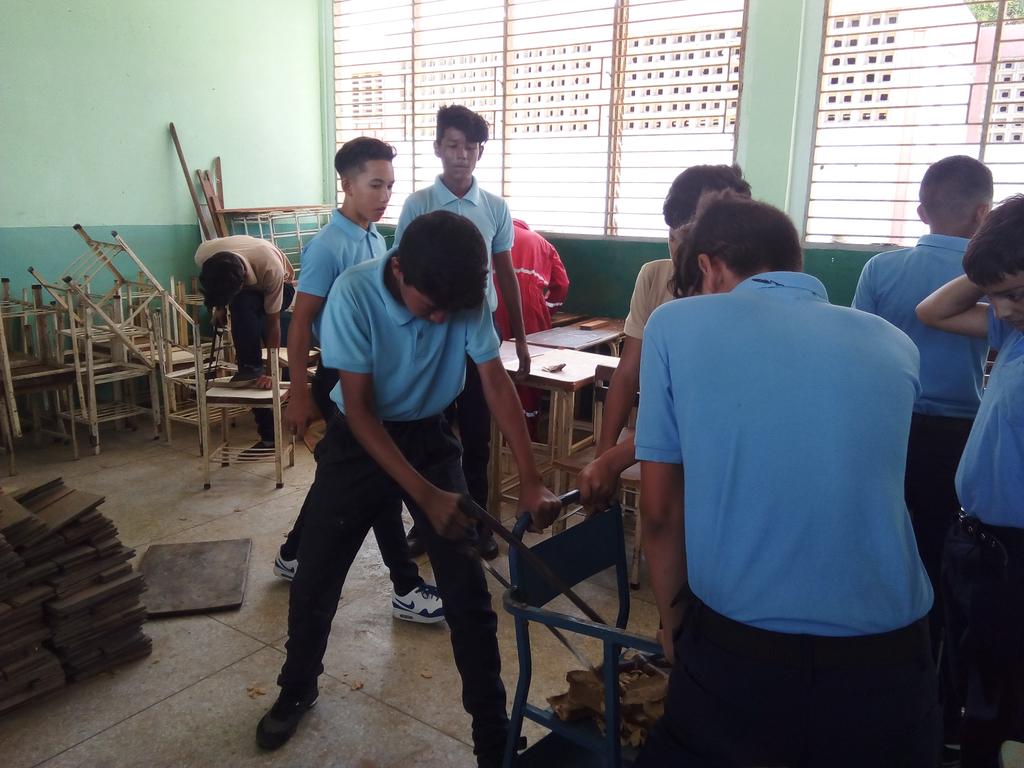 cfsfcodemirand1's tweet photo. #RecuperaciónDeMiEscuela hoy los estudiantes recuperan las mesas sillas para mejorar su calidad de estudio @WuikelmanAngelP @psuvaristobulo @adrianaINCES @eneydainces https://t.co/xPPpmNraKe
