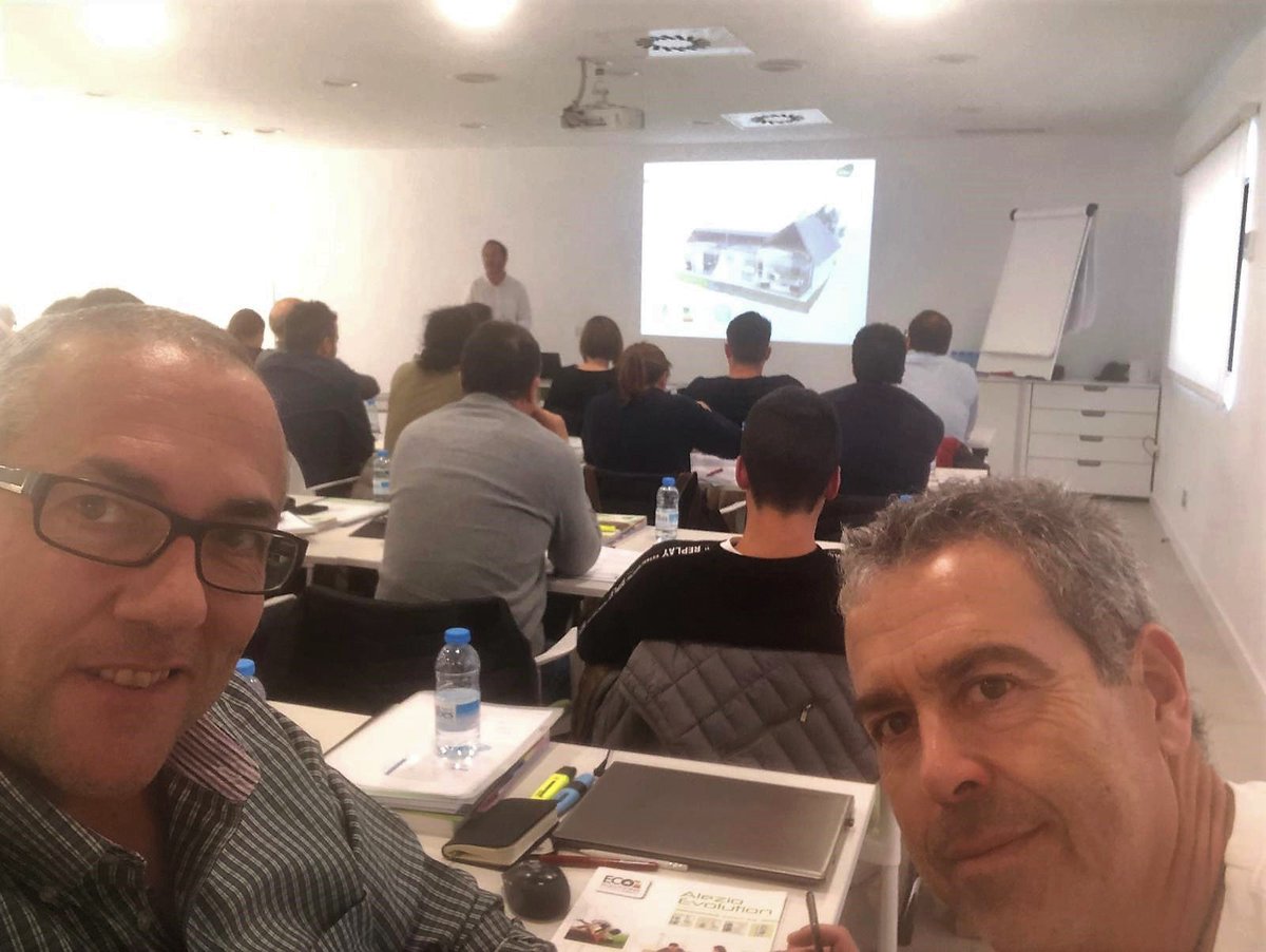 HouseHabitat's tweet photo. Hoy estamos asistiendo al Curso Tradesperson #Passivhaus Barcelona. Actualizando conocimientos de la mano de grandes profesionales de @Siber y @casaspasivas https://t.co/2nOM0ooUY9